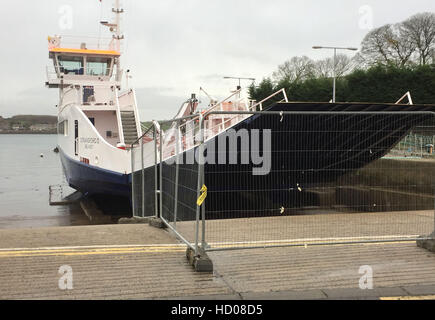 La MV Strangford 2 del Strangford servizio di traghetti in Irlanda del Nord, vicino a &pound;6 milioni di nuova nave non è ancora in servizio come i problemi con le rampe significa auto potrebbe non essere in grado di guidare fuori di essa a marea alta. Foto Stock