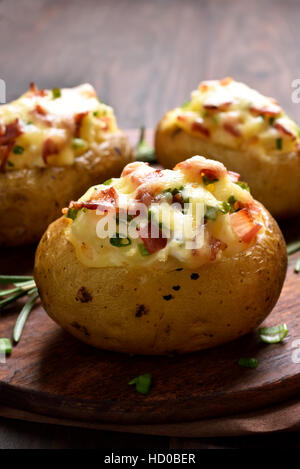 Patate ripiene con pancetta affumicata, il formaggio e la cipolla verde Foto Stock