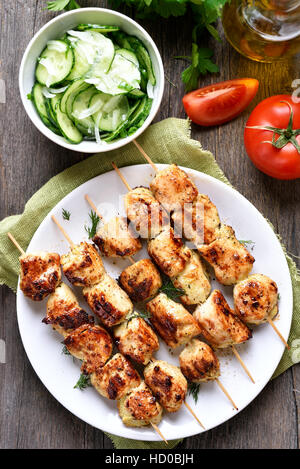 Spiedini di pollo e verdure fresche, in stile country Foto Stock
