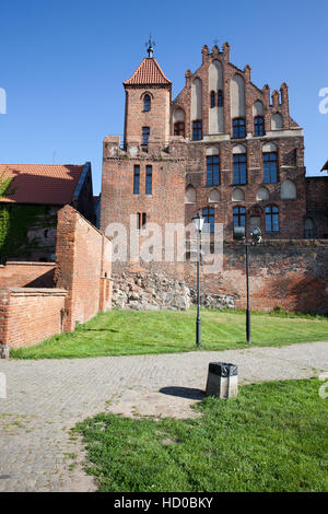 Corte dei cittadini e torre di sentinella a Torun, Polonia, ex residenza estiva della Confraternita di San Giorgio, gotico medievale Foto Stock