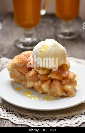 Pezzo di torta di mele servita con gelato Foto Stock