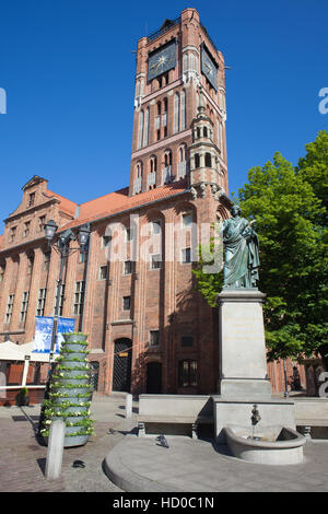 Città di Torun in Polonia, gotico Vecchio Municipio e Niccolò Copernico monumento Foto Stock