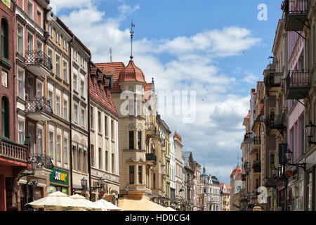 Tenement case e edifici storici lungo Szeroka Street nella città di Torun, Polonia Foto Stock