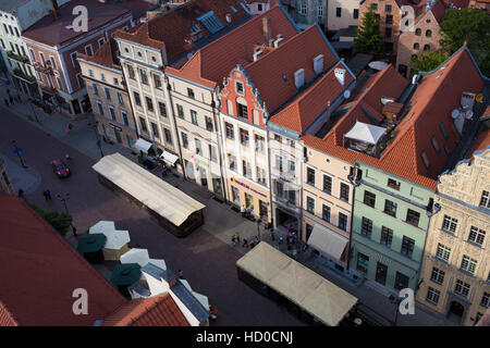 Case storiche lungo la piazza della città vecchia di Torun, Polonia Foto Stock