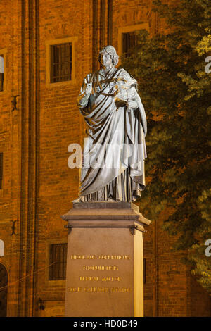 Astronomo Nicolaus Copernicus monumento di notte nella città di Torun, Polonia Foto Stock