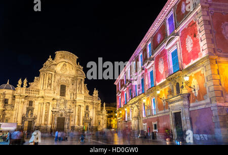 Duomo di Santa Maria e il palazzo episcopale su Piazza Belluga a Murcia, Spagna Foto Stock