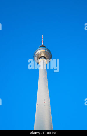 Vista della Torre della televisione, Fernsehturm , a Alexanderplatz di Berlino, Germania Foto Stock