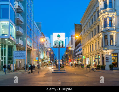 Vista notturna di Checkpoint Charlie n Berlino Germania Foto Stock