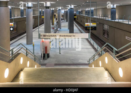Interno della moderna stazione della metropolitana al Bundestag a Berlino, Germania Foto Stock