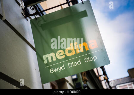 Il giorno di apertura della medina, un piccolo locale indipendente di proprietà bar caffè e vegetariana cafe ristorante e negozio. Aberystwyth Wales UK Foto Stock