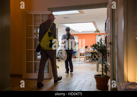 Il giorno di apertura della medina, un piccolo locale indipendente di proprietà bar caffè e vegetariana cafe ristorante e negozio. Aberystwyth Wales UK Foto Stock