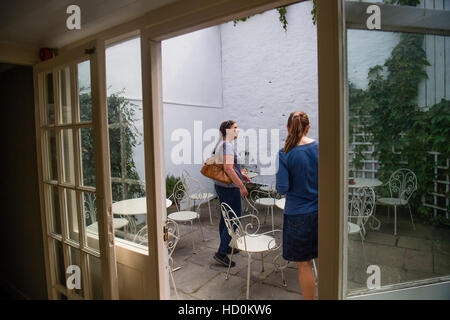 Il giorno di apertura della medina, un piccolo locale indipendente di proprietà bar caffè e vegetariana cafe ristorante e negozio. Aberystwyth Wales UK Foto Stock