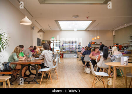 Il giorno di apertura della medina, un piccolo locale indipendente di proprietà bar caffè e vegetariana cafe ristorante e negozio. Aberystwyth Wales UK Foto Stock