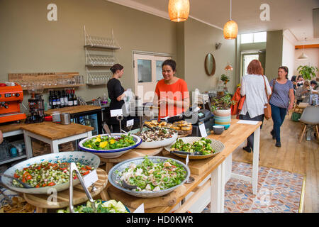 Il giorno di apertura della medina, un piccolo locale indipendente di proprietà bar caffè e vegetariana cafe ristorante e negozio. Aberystwyth Wales UK Foto Stock