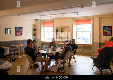 Il giorno di apertura della medina, un piccolo locale indipendente di proprietà bar caffè e vegetariana cafe ristorante e negozio. Aberystwyth Wales UK Foto Stock