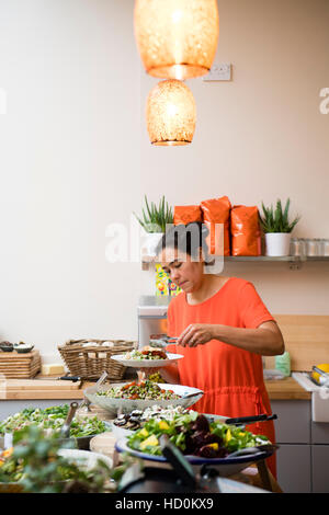 Il giorno di apertura della medina, un piccolo locale indipendente di proprietà bar caffè e vegetariana cafe ristorante e negozio. Aberystwyth Wales UK Foto Stock