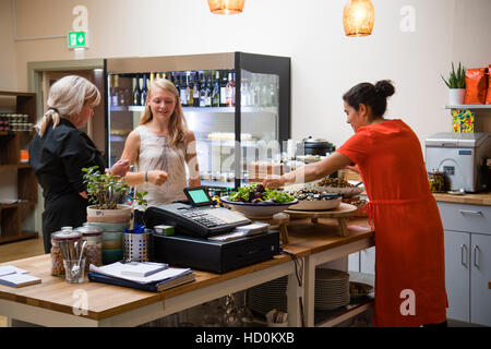 Il giorno di apertura della medina, un piccolo locale indipendente di proprietà bar caffè e vegetariana cafe ristorante e negozio. Aberystwyth Wales UK Foto Stock