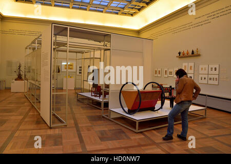 Interno del Museo Bauhaus di Weimar, con museo visualizza, bauhaus mobili di designer e persone. Foto Stock