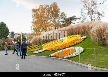 Ginevra, Svizzera - 20 Novembre 2016: turisti ordinaria di scattare foto vicino alla celebre orologio di fiori a Ginevra, uno dei più popolari attrazioni turistiche Foto Stock