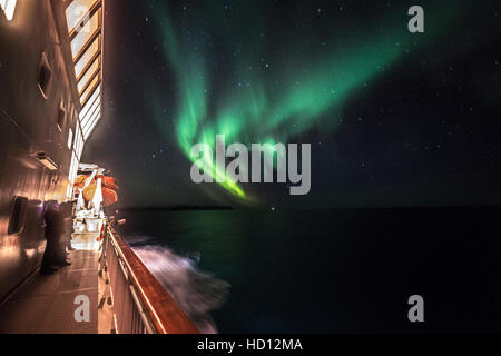 Aurora Boreale display visto dalla costiera Hurtigruten caldaia a vapore nel nord della Norvegia. Foto Stock