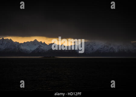 La vista dalla costiera vaporizzatore nelle Isole Lofoten di Forfjorddalen national park, Norvegia. Foto Stock