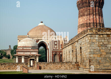 L Imam Zamim Tomba di Qutub Minar sito archeologico, New Delhi, India Foto Stock