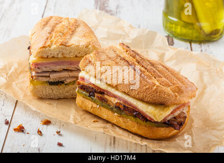 Cubanito. Tradizionale sandwich cubano con prosciutto, carne di maiale e formaggio Foto Stock