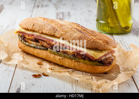 Cubanito. Tradizionale sandwich cubano con prosciutto, carne di maiale e formaggio Foto Stock