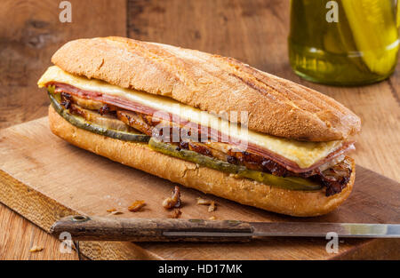 Cubanito. Tradizionale sandwich cubano con prosciutto, carne di maiale e formaggio Foto Stock