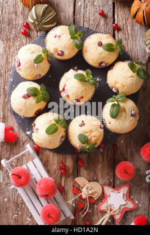 Muffin ai mirtilli con menta e decorazione di Natale vicino sul tavolo. vista verticale da sopra Foto Stock