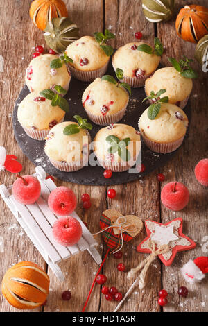 Muffin ai mirtilli con decorazioni di Natale vicino sul tavolo. In verticale Foto Stock