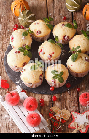 Muffin ai mirtilli con menta e decorazione di Natale vicino sul piano verticale. Foto Stock