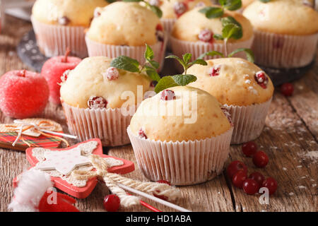 Muffin appena sfornati con mirtilli rossi vicino sul tavolo orizzontale. Foto Stock