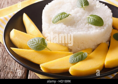 In stile Thai dessert tropicali, riso glutinoso mangiare con mango closeup. Posizione orizzontale Foto Stock