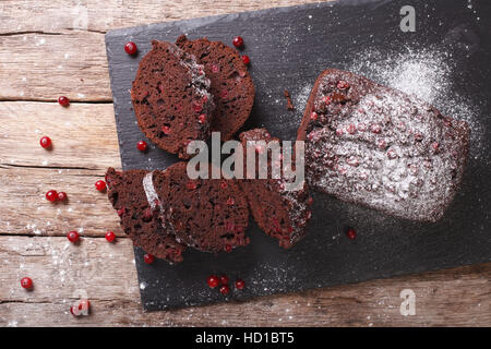 Torte fatte in casa con mirtilli e cioccolato vicino sul tavolo. Vista orizzontale dal di sopra Foto Stock