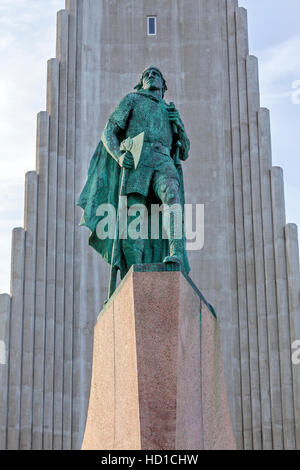 Il Hallgrimskirkja Chiesa luterana e la statua di Leifur Eiriksson a Reykjavik, Islanda. Foto Stock