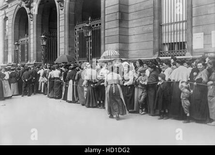 Folla in attesa in linea per il rilievo all inizio della guerra mondiale I, Parigi, Francia, Bain News Service, 1914 Foto Stock