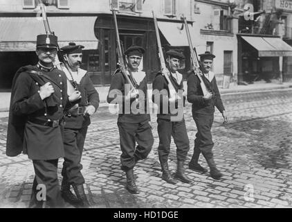 Naval reclute con il funzionario di polizia all inizio della guerra mondiale I, Parigi, Francia, Bain News Service, 1914 Foto Stock