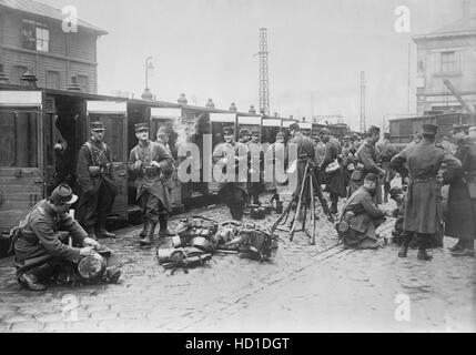 Le truppe francesi di lasciare il treno all'inizio della Prima Guerra Mondiale, Francia, Bain News Service, 1914 Foto Stock