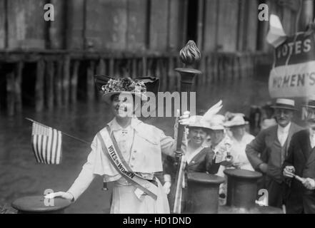 Mina van Winkle con torcia a suffragio sul rimorchiatore a traino durante il 'Consegna della torcia di vittoria' dimostrazione, Jersey City, New Jersey, Stati Uniti d'America, Bain News Service, Agosto 1915 Foto Stock