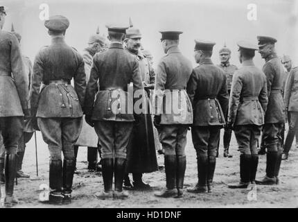 Il Kaiser Guglielmo II di Germania dando Croce di Ferro medaglia da aviatori durante la I Guerra Mondiale, Germania, 1915 Foto Stock