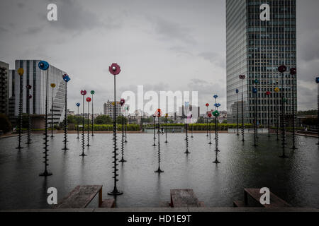 Takis piscina- scultura, grattacielo nel quartiere degli affari La Defense di Parigi, Francia. Foto Stock