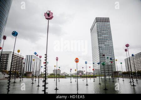 Takis piscina- scultura, grattacielo nel quartiere degli affari La Defense di Parigi, Francia. Foto Stock