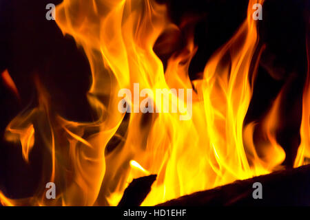 Foto di rosso fuoco fiamma su sfondo nero Foto Stock