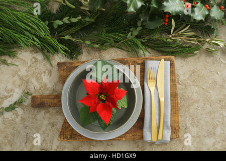 Tavola rustica di Natale con stoviglie vuote artigianali in ceramica, piatti  e ciotole, decorazioni d'angelo di Natale, bicchieri di succo rosso, rami  verdi e Foto stock - Alamy