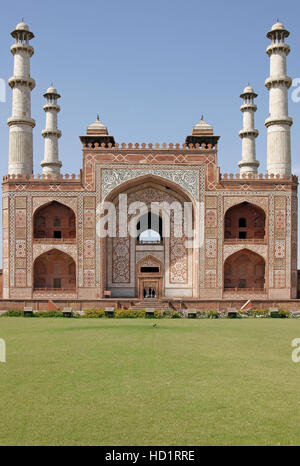 Imponente entrata alla tomba dell imperatore Mughal Akbar a Sikandra nella periferia di Agra, Uttar Pradesh, India Foto Stock
