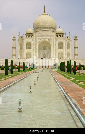 Il Taj Mahal. Bianco-avorio mausoleo di marmo nella città di Agra, Uttar Pradesh, India. Foto Stock