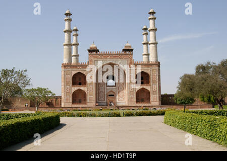Imponente entrata alla tomba dell imperatore Mughal Akbar a Sikandra nella periferia di Agra, Uttar Pradesh, India Foto Stock