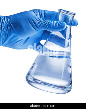 Bicchiere da laboratorio in analyst la mano nel guanto di plastica. Il file contiene i tracciati di ritaglio. Foto Stock