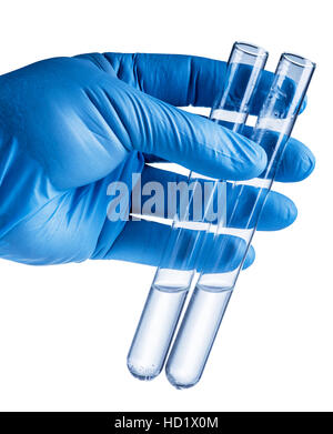 Bicchieri di laboratorio in analyst la mano nel guanto di plastica. Il file contiene i tracciati di ritaglio. Foto Stock